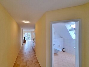 Douche, sèche-cheveux, serviettes fournies