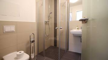 Dusche, Haartrockner, Handtücher, Seife