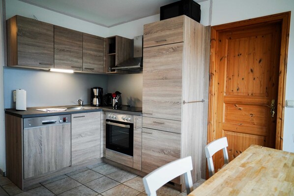 Kühlschrank, Mikrowelle, Ofen, Geschirrspüler
