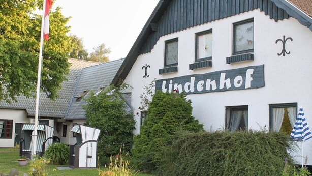 Un bâtiment sur lequel on peut lire l’inscription « Lindenhof », et un mât sur lequel flotte un drapeau.