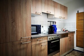 Kühlschrank, Mikrowelle, Ofen, Geschirrspüler