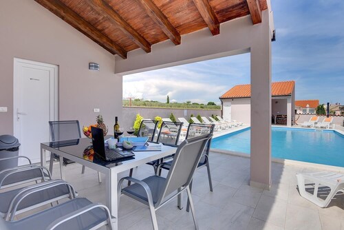 Traumhafte Villa mit 50m2 Privatpool, Ping-Pong, Kicker, 4 Klimas