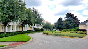 Eine Wohnstraße mit Häusern, grünen Rasenflächen und einer gewundenen Straße.