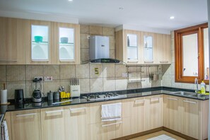 Kühlschrank, Mikrowelle, Ofen, Mixer