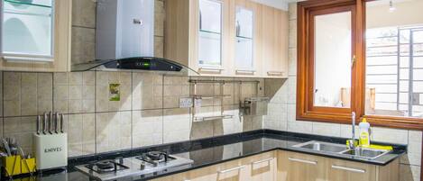 Kühlschrank, Mikrowelle, Ofen, Mixer