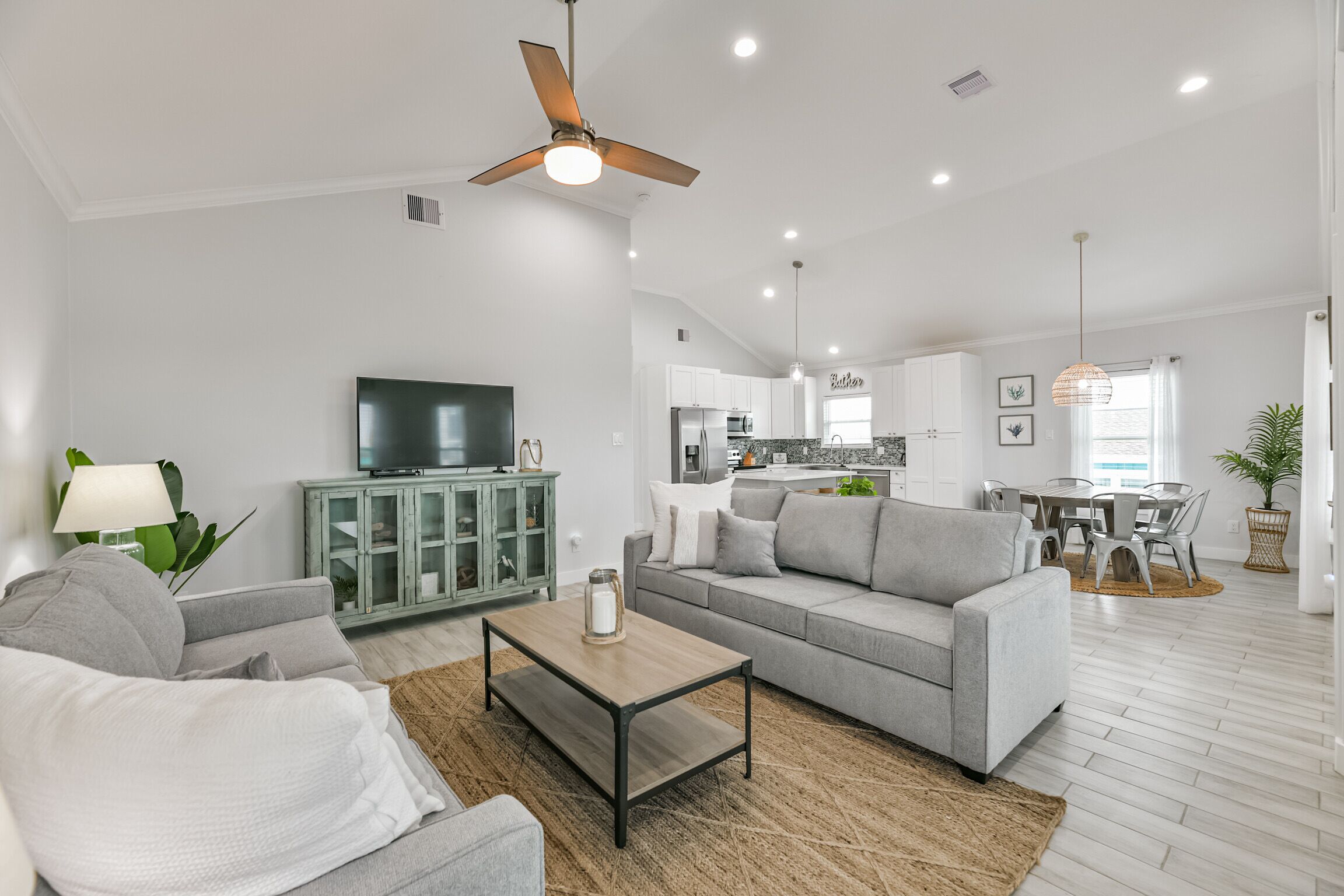 ISLAND TIME - Walking distance to beach + Amenities 