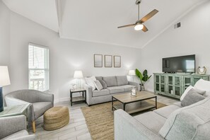 Smart TV - ISLAND TIME - Walking distance to beach + Amenities  (Galveston)