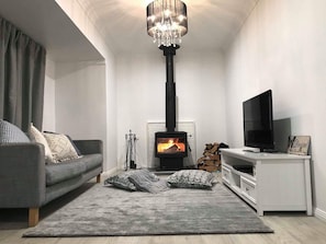 Smart TV, fireplace, DVD player, books - Pine Needle Cottage, Oberon. Your Hinterland Getaway to Escape the chaos (Oberon)
