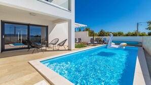 Piscina externa sazonal, espreguiçadeiras