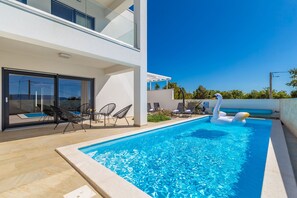 Seasonal outdoor pool, pool loungers - Villa Insula Aurea No.2 (Krk)