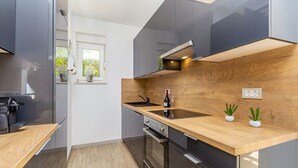 Vila, 3 quartos, piscina particular (No. 2) | Cozinha privada | Cafeteira/chaleira, geladeira grande, fogão, cooktop