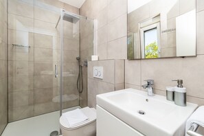 Villa, 3 Schlafzimmer, eigener Pool (No. 2) | Badezimmer | Haartrockner, Handtücher, Seife, Shampoo
