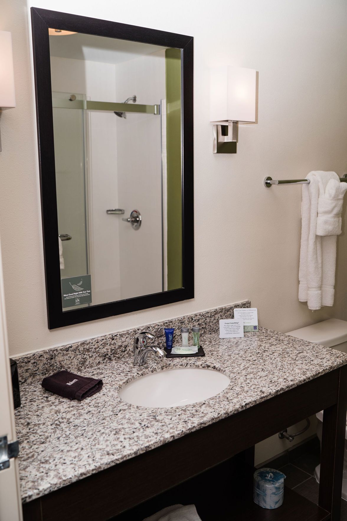Baño | Amenidades de baño gratuitas, secadora de cabello, toallas, jabón 