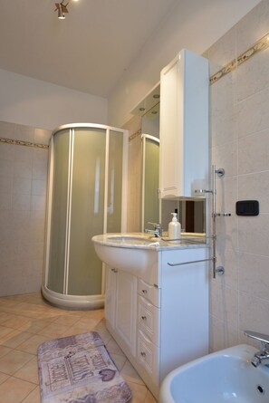 Baignoire, sèche-cheveux, bidet, serviettes fournies