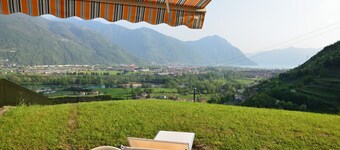 Lomatalo rivitalo, iso puutarha