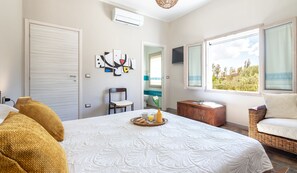 4 soverom, skrivebord, strykejern/-brett og reiseseng for barn