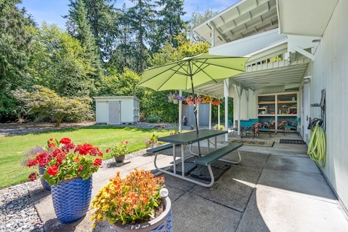 Roomy two-bedroom, family and pet friendly daylight basement apartment.  