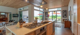 Wine Country Modernist Home Surplombant des hectares de pinot et de chardonnay 