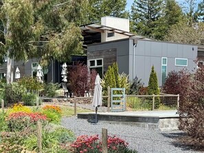 Property grounds - Modernist Compound With Expansive Views Overlooking Bellflower Vineyards (Santa Rosa)