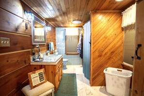 Ensemble douche/baignoire, sèche-cheveux, serviettes fournies, savon