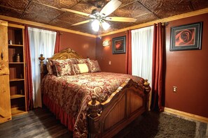 3 bedrooms, in-room safe, iron/ironing board, travel cot - Escape to this cozy cabin in the woods! (Mill Run)