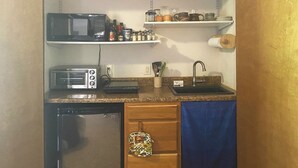 Una cocina compacta equipada con microondas, tostadora y lavavajillas.