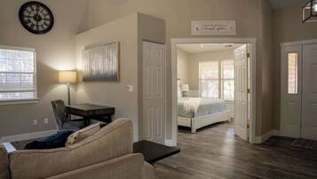 4 Schlafzimmer, Schreibtisch, BĂŒgeleisen/BĂŒgelbrett, Reisekinderbett