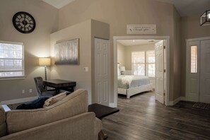 4 makuuhuonetta, työpöytä, silitysrauta/-lauta, vauvan matkasänky