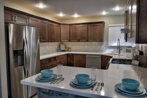 Jääkaappi, mikroaaltouuni, uuni, liesi