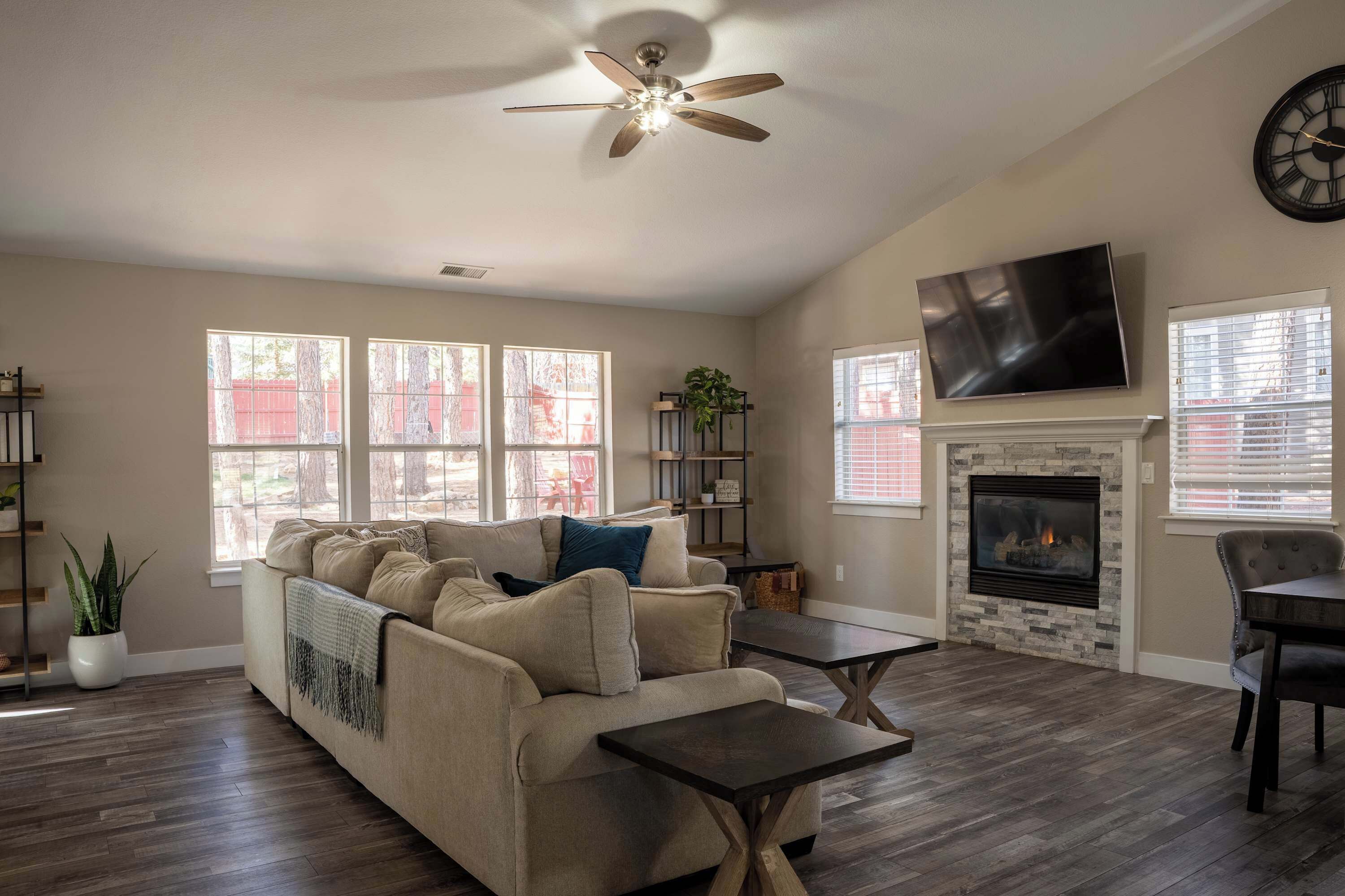 Televisión, chimenea y oficina 