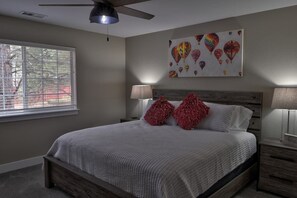 4 間睡房、書桌、熨斗/熨衫板、可攜式嬰兒床