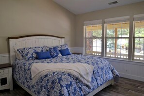 3 chambres, bureau, fer et planche à repasser, lit de bébé portatif