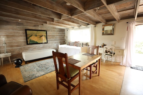 Two Goat farm in Malibu Mountains, Cozy & Charming