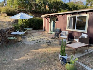 Outdoor dining - Two Goat farm in Malibu Mountains, Cozy & Charming (Malibu)
