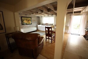 Living area - Two Goat farm in Malibu Mountains, Cozy & Charming (Malibu)