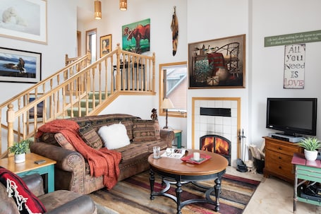 Smart TV, fireplace. Outpost: Clark's Knoll 351 - Walk to Town Square
