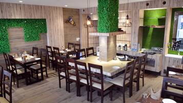 Daily cooked-to-order breakfast (INR 472 per person)