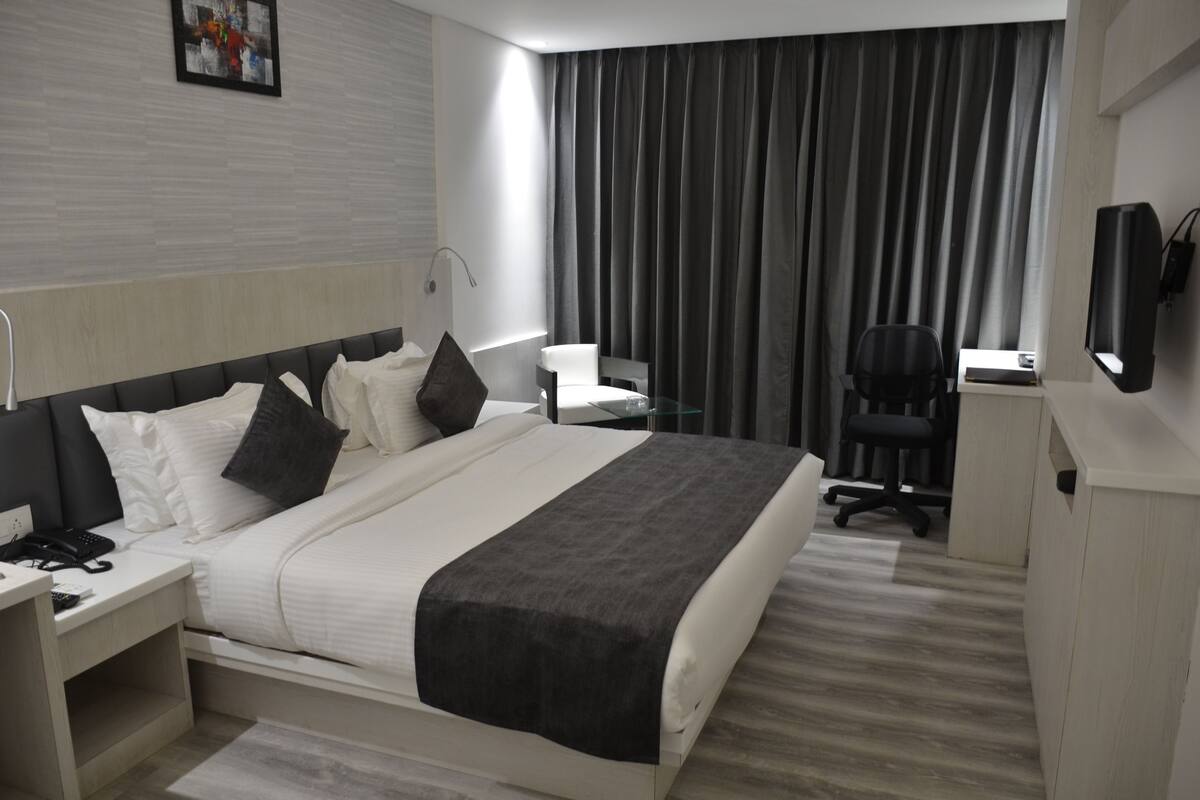 1 dormitorio, minibar, caja fuerte y escritorio