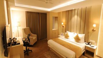 Family Suite | 1 bedroom, minibar, in-room safe, desk