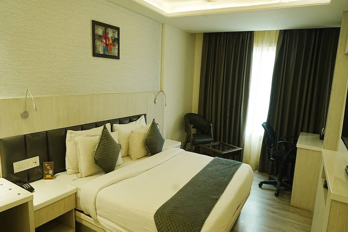 Deluxe Double or Twin Room | 1 bedroom, minibar, in-room safe, desk