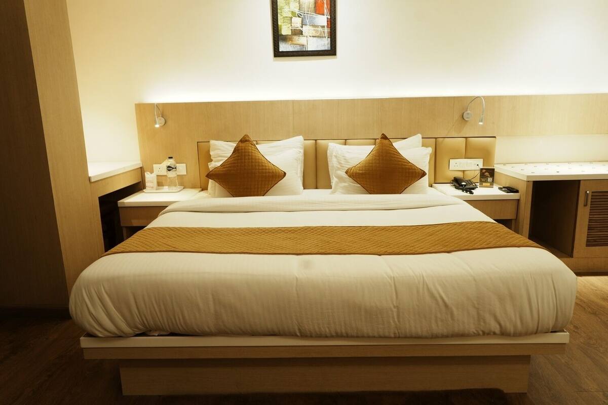 Executive Room | 1 bedroom, minibar, in-room safe, desk