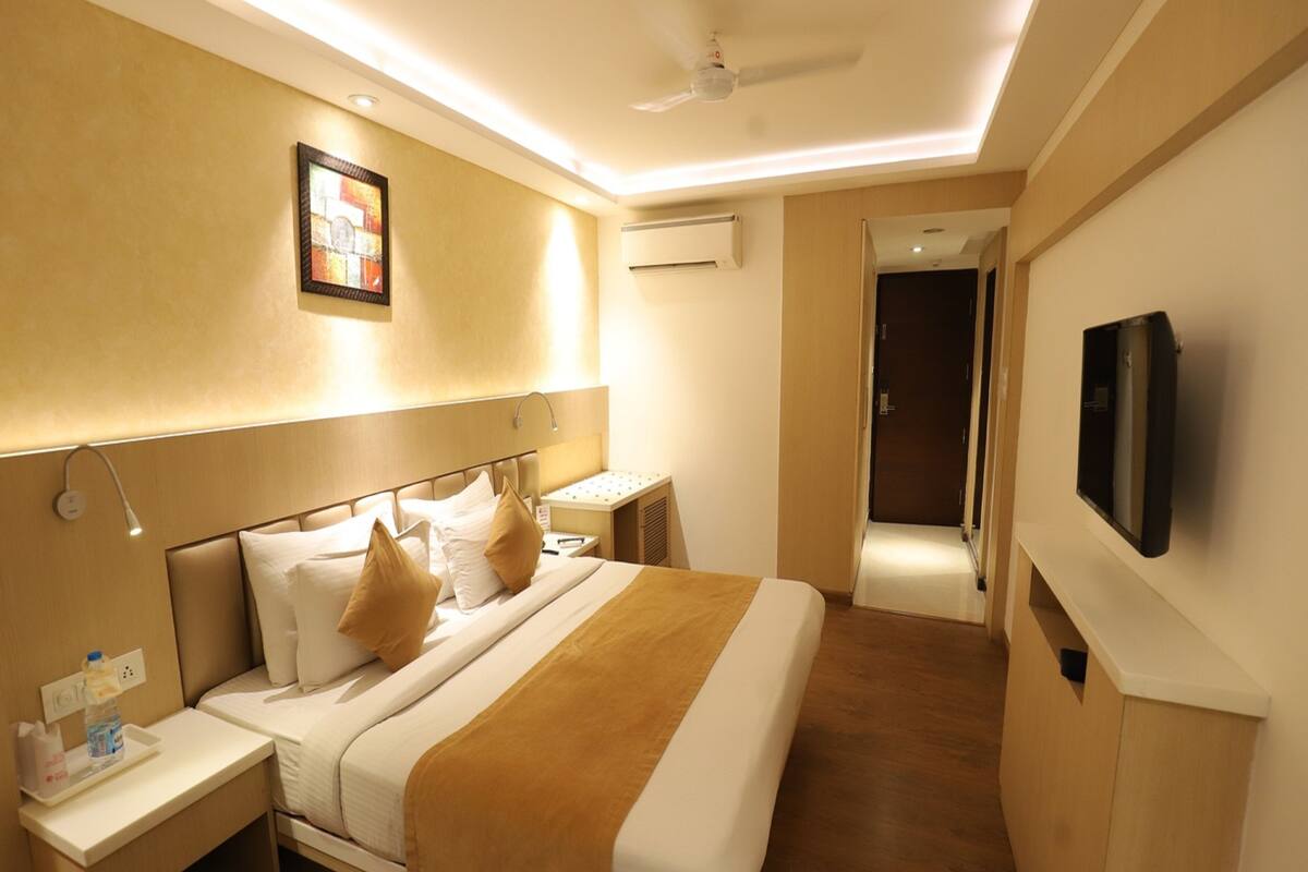 Super Deluxe Room | 1 bedroom, minibar, in-room safe, desk