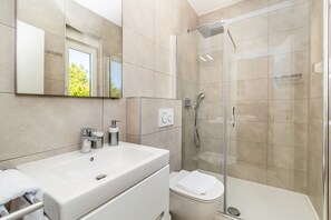 Villa, 3 chambres, piscine privée (No.1) | Douche de la salle de bain