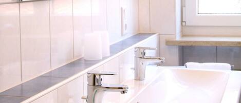 Hårføner og håndklær