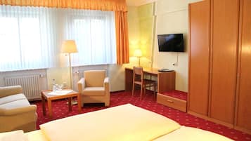 1 bedroom, desk, travel crib, WiFi