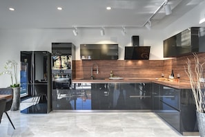 Fridge, microwave, stovetop, dishwasher
