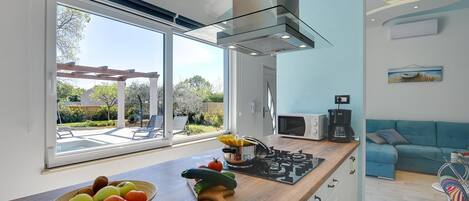 Kühlschrank, Mikrowelle, Herdplatte, Geschirrspüler