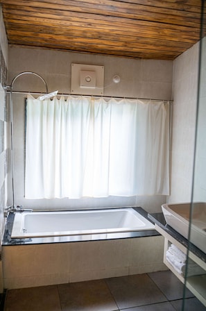 Master Family Suite | Bathroom | Shower, slippers, towels