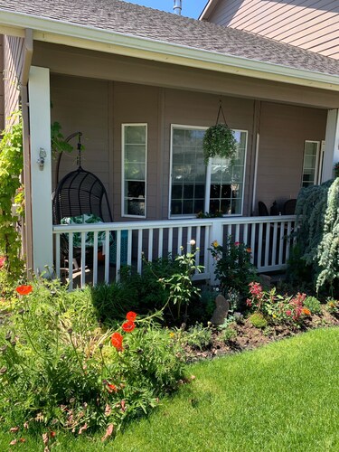 Luxury open concept Vacation Home. Close to downtown ,Old Mill trails & parks.