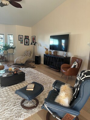 Smart TV, caminetto, libri, stampante